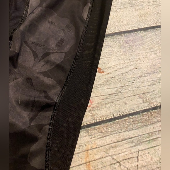 Lululemon black seek the heat crop legging. 6 - Picture 9 of 11